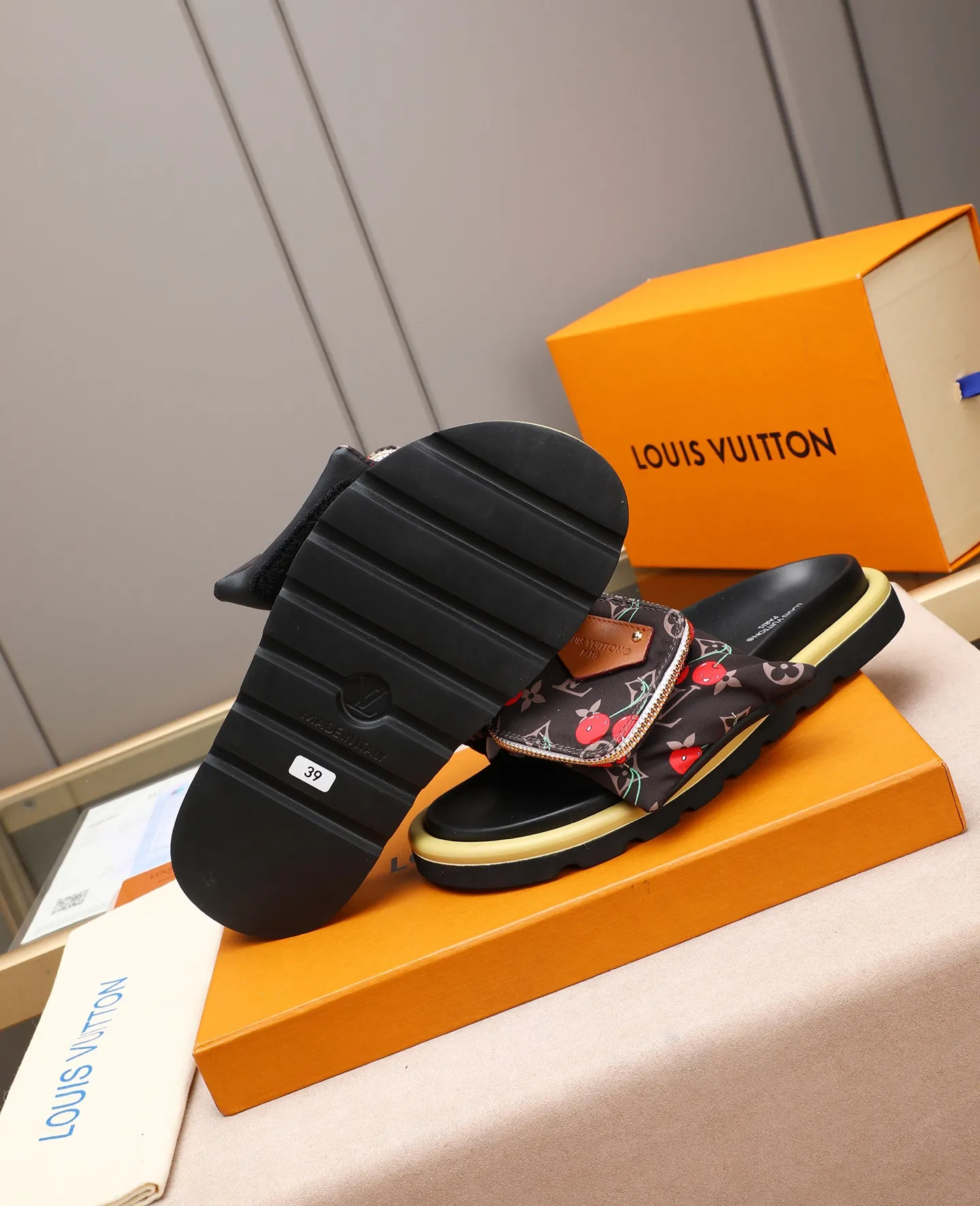 PP400 couple model with drawer box [LOUIS VUITTON] Louis Vuitton, the latest LV official website printed wallet and men's and women's slippers🔥🔥🔥 are now on the market. The drawer box is packed with cloth bags and cards. The upper pattern looks very soft and waxy, and it is a super versatile leg slimming tool. Fabric: Imported denim/down silk cotton embossed, official website pattern printing, lining: water-dyed sheepskin down filling, comfortable to wear, feet: high elastic PU water table. Sole: foam sole, heel height: about 5cm. Size 35-46, 35, 45 and 46 are custom-made and cannot be returned or exchanged. Color: multiple colors available.